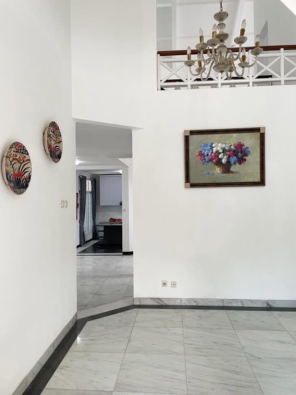 Dijual Rumah Asri Dua Lantai Hadap Utara, High Ceiling, & Siap Huni di Cinere