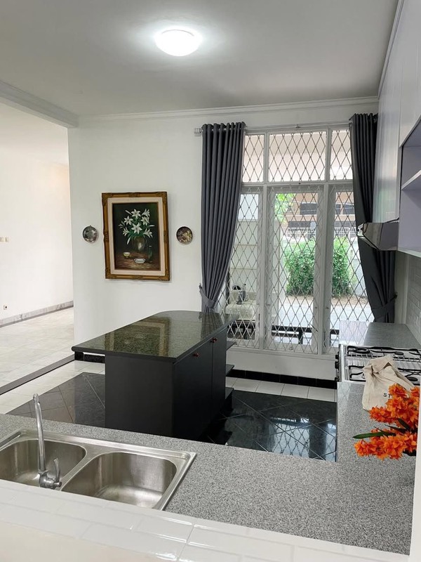Dijual Rumah Asri Dua Lantai Hadap Utara, High Ceiling, & Siap Huni di Cinere