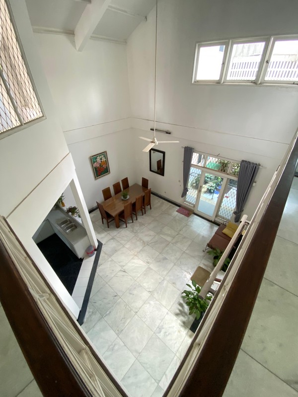 Dijual Rumah Asri Dua Lantai Hadap Utara, High Ceiling, & Siap Huni di Cinere