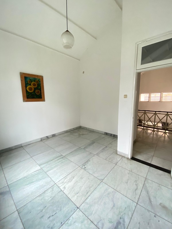 Dijual Rumah Asri Dua Lantai Hadap Utara, High Ceiling, & Siap Huni di Cinere