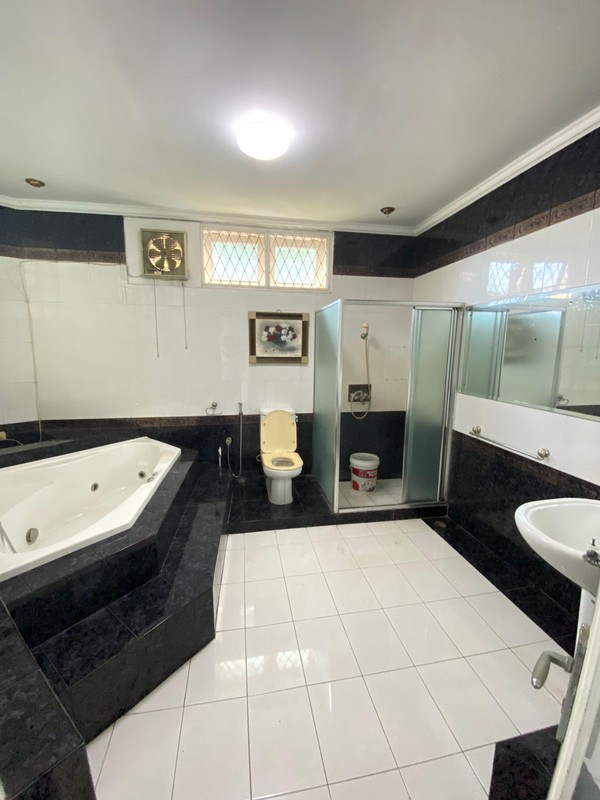 Dijual Rumah Asri Dua Lantai Hadap Utara, High Ceiling, & Siap Huni di Cinere