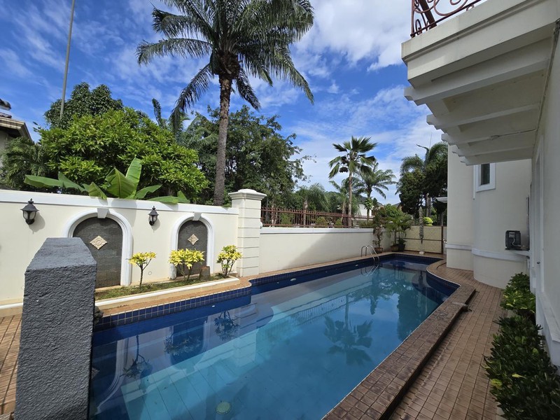 Luxury House Hoek Karawaci 4KT + Kolam Renang - SHM, Harga Nego