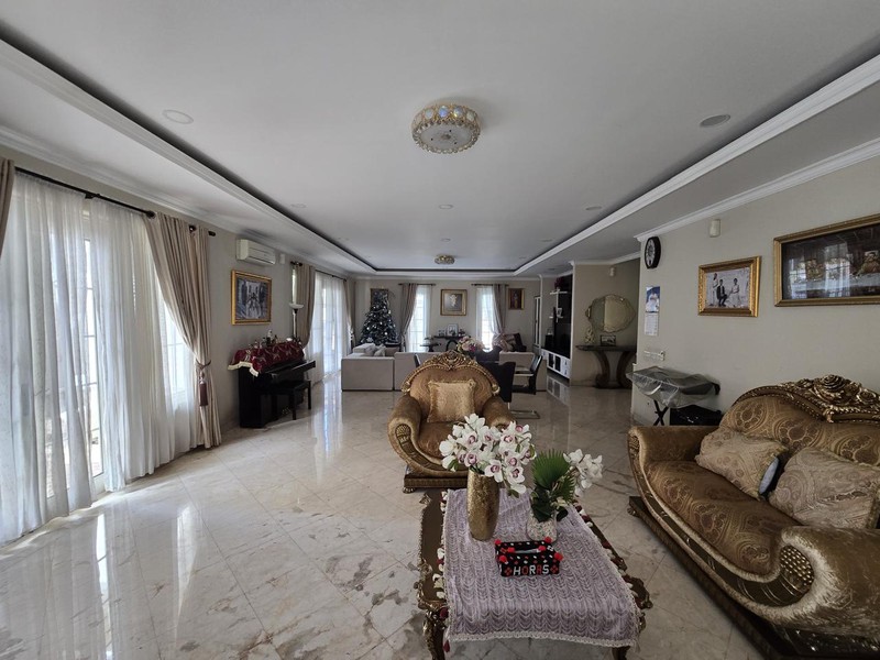 Luxury House Hoek Karawaci 4KT + Kolam Renang - SHM, Harga Nego