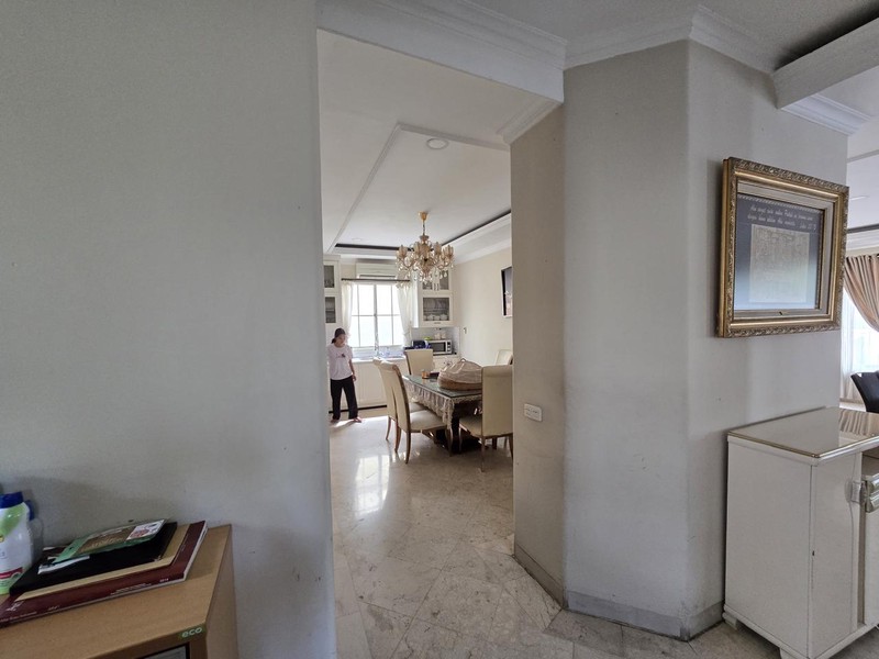 Luxury House Hoek Karawaci 4KT + Kolam Renang - SHM, Harga Nego