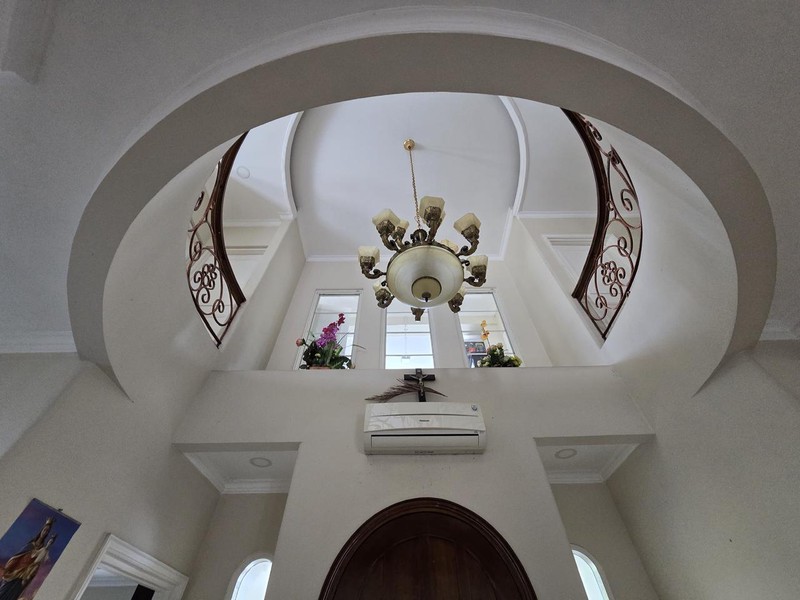 Luxury House Hoek Karawaci 4KT + Kolam Renang - SHM, Harga Nego