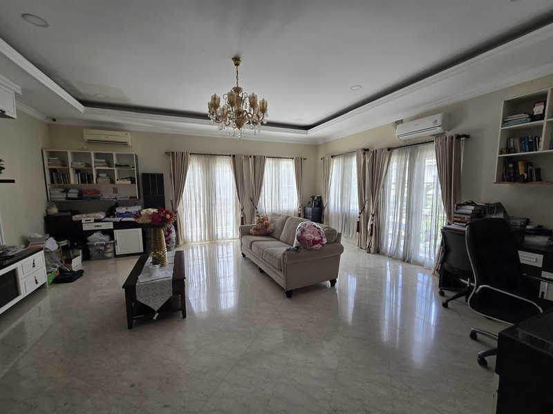 Luxury House Hoek Karawaci 4KT + Kolam Renang - SHM, Harga Nego