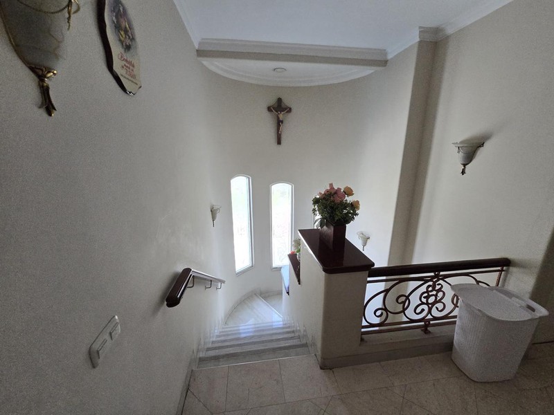 Luxury House Hoek Karawaci 4KT + Kolam Renang - SHM, Harga Nego