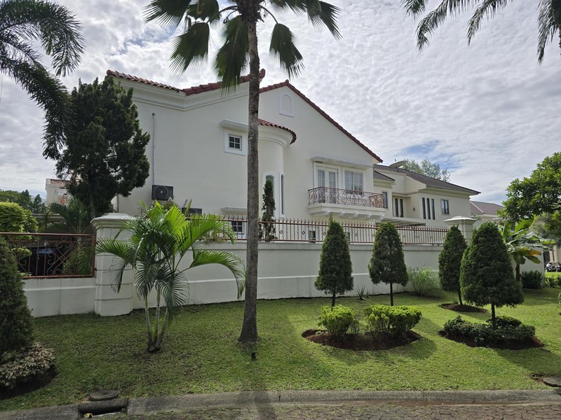 Luxury House Hoek Karawaci 4KT + Kolam Renang - SHM, Harga Nego