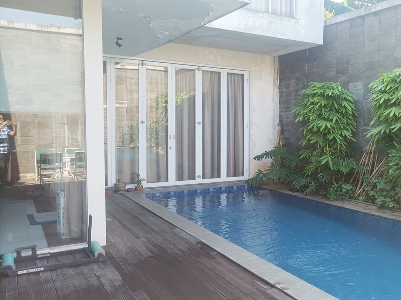 Dijual Rumah 2 lantai dengan Kolam Renang,  Suasana tenang, One Gate Sistem,  di Jagakarsa, Jakarta Selatan.