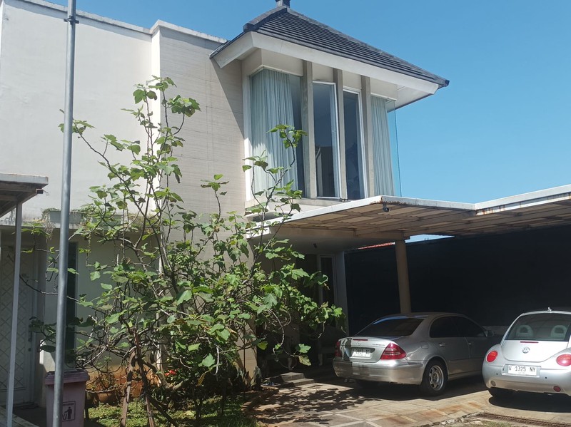 Dijual Rumah 2 lantai dengan Kolam Renang,  Suasana tenang, One Gate Sistem,  di Jagakarsa, Jakarta Selatan.
