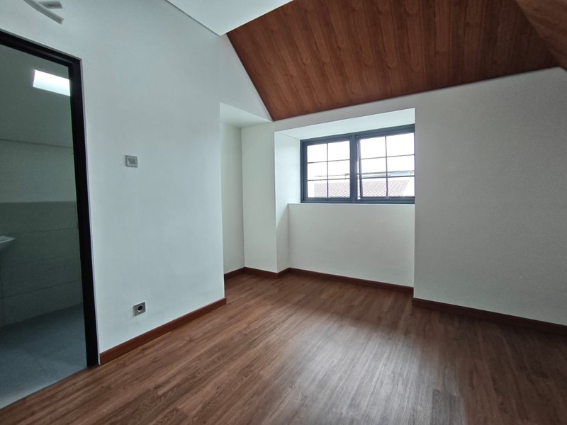 DI JUAL RUMAH BRAND NEW DESAIN AMERICAN CLASSIC DI PURI BINTARO SEKTOR 9