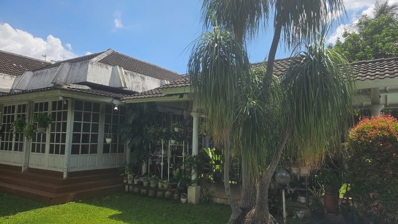Rumah lama luas asri nyaman dan terawat 