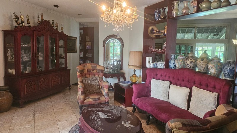 Rumah lama luas asri nyaman dan terawat 