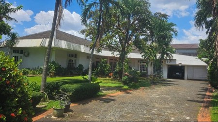 Rumah lama luas asri nyaman dan terawat 