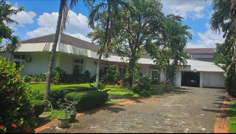 Rumah lama luas asri nyaman dan terawat 