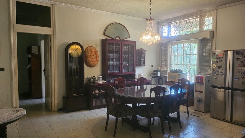 Rumah lama luas asri nyaman dan terawat 