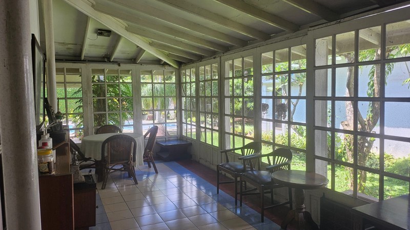 Rumah lama luas asri nyaman dan terawat 
