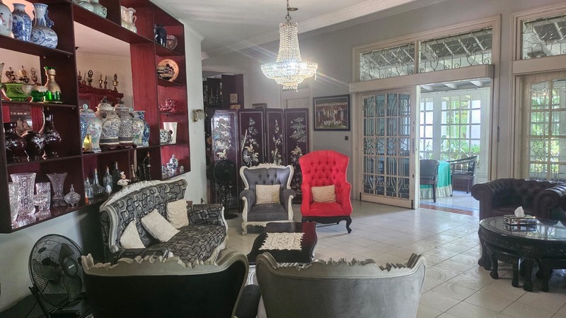 Rumah lama luas asri nyaman dan terawat 