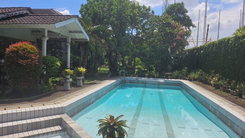 Rumah lama luas asri nyaman dan terawat 