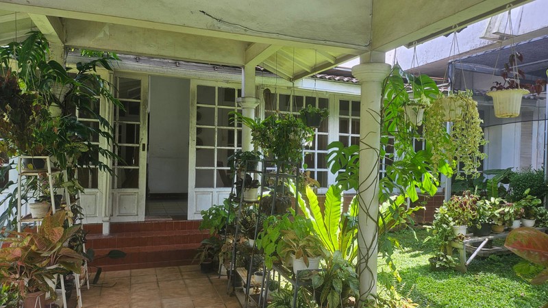 Rumah lama luas asri nyaman dan terawat 