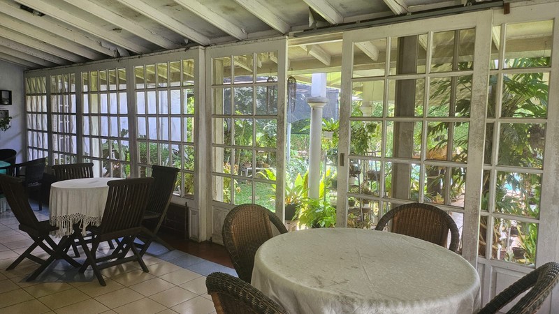 Rumah lama luas asri nyaman dan terawat 