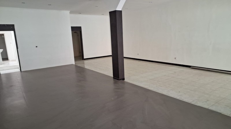Disewakan 229 m2 Rumah Surabaya Pusat Kota Jalan Kartini- Kec.tegalsari cocok Buat Segala Usaha , Parkiran Mobil Luas
