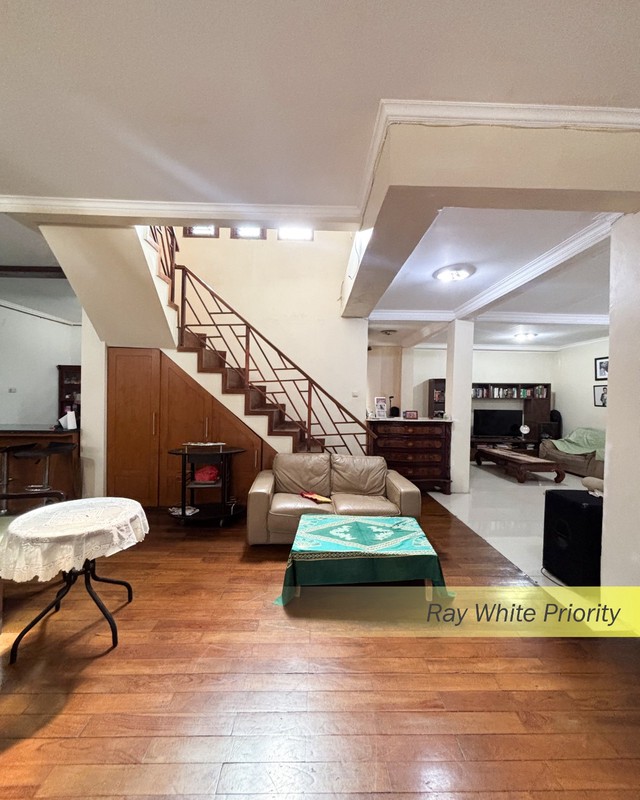 RUMAH SEMI KOS KOSAN DALAM KOMPLEK DENGAN POSISI HOEK DI BINTARO SEKTOR 3A, TANGERANG SELATAN