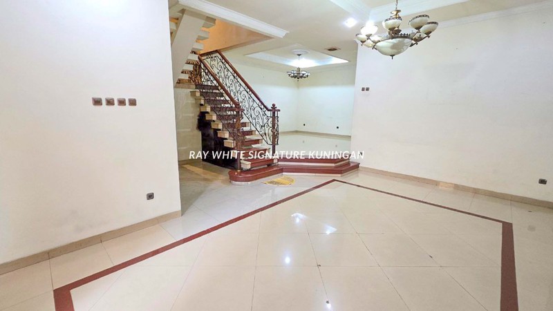 Rumah Tinggal 2 Lantai di Jl Tebet Barat Dalam Lokasi Strategis