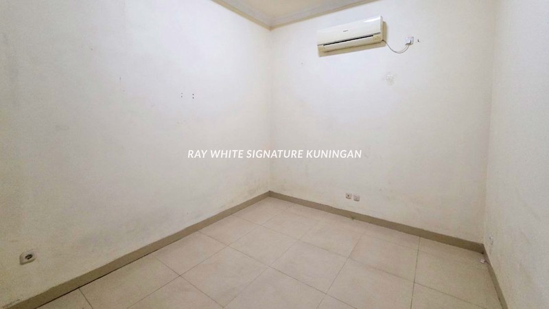 Rumah Tinggal 2 Lantai di Jl Tebet Barat Dalam Lokasi Strategis