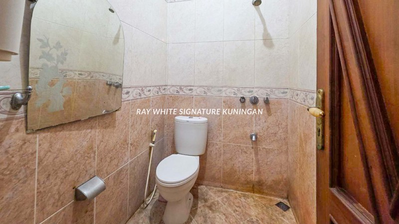 Rumah Tinggal 2 Lantai di Jl Tebet Barat Dalam Lokasi Strategis