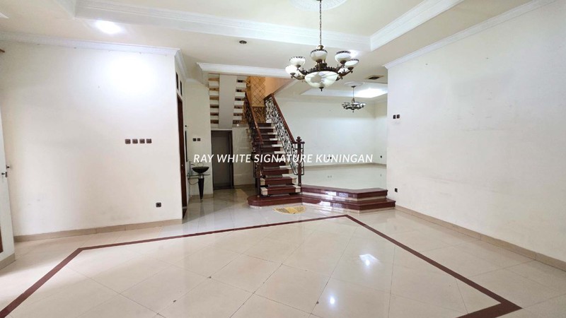 Rumah Tinggal 2 Lantai di Jl Tebet Barat Dalam Lokasi Strategis