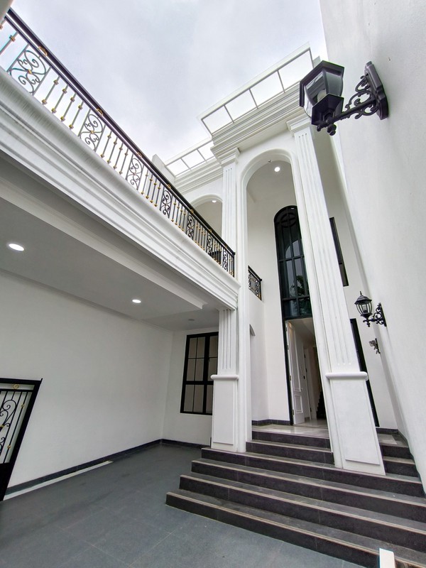 Rumah Eksklusif Bintaro 2,5 Lantai - LT 215 m², 4+1 KT, Lokasi Strategis, Harga Nego!