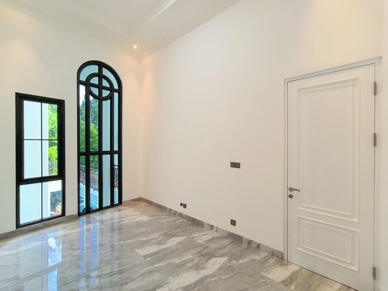 Rumah Eksklusif Bintaro 2,5 Lantai - LT 215 m², 4+1 KT, Lokasi Strategis, Harga Nego!