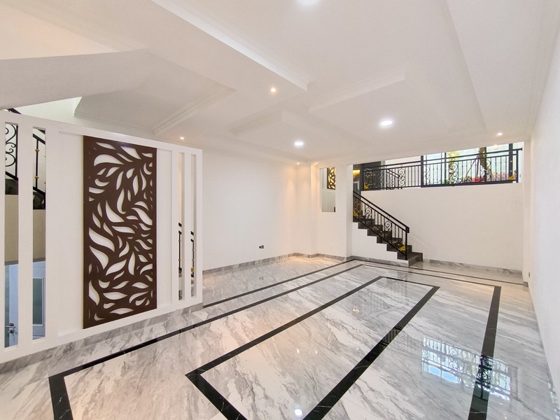 Rumah Eksklusif Bintaro 2,5 Lantai - LT 215 m², 4+1 KT, Lokasi Strategis, Harga Nego!