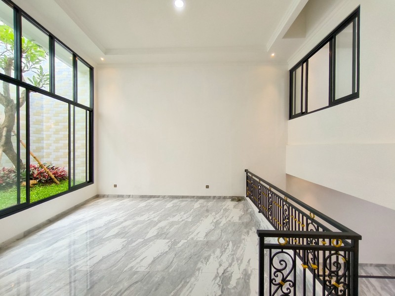 Rumah Eksklusif Bintaro 2,5 Lantai - LT 215 m², 4+1 KT, Lokasi Strategis, Harga Nego!