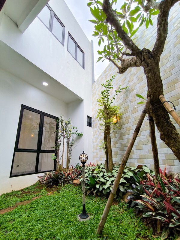Rumah Eksklusif Bintaro 2,5 Lantai - LT 215 m², 4+1 KT, Lokasi Strategis, Harga Nego!