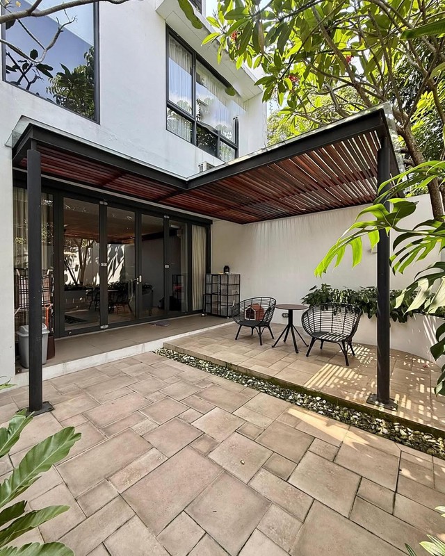 Dijual Cepat! Rumah Modern 3 Lantai SHM di Jakarta Selatan, Fasilitas Lengkap