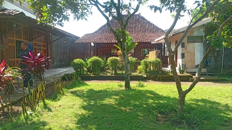 Rumah Halaman Luas Bergaya Joglo Jawa di Banjarnegoro, Magelang 