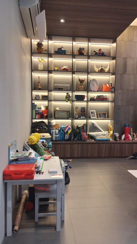 Rumah Mewah 3 Lantai Lebak Bulus + Kolam Renang Pribadi | Semi Furnished, Lokasi Super Strategis!