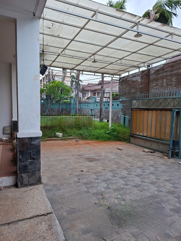 Dijual Rumah Lama Posisi Hoek Lokasi Strategis Di Cilandak Barat, Jakarta Selatan