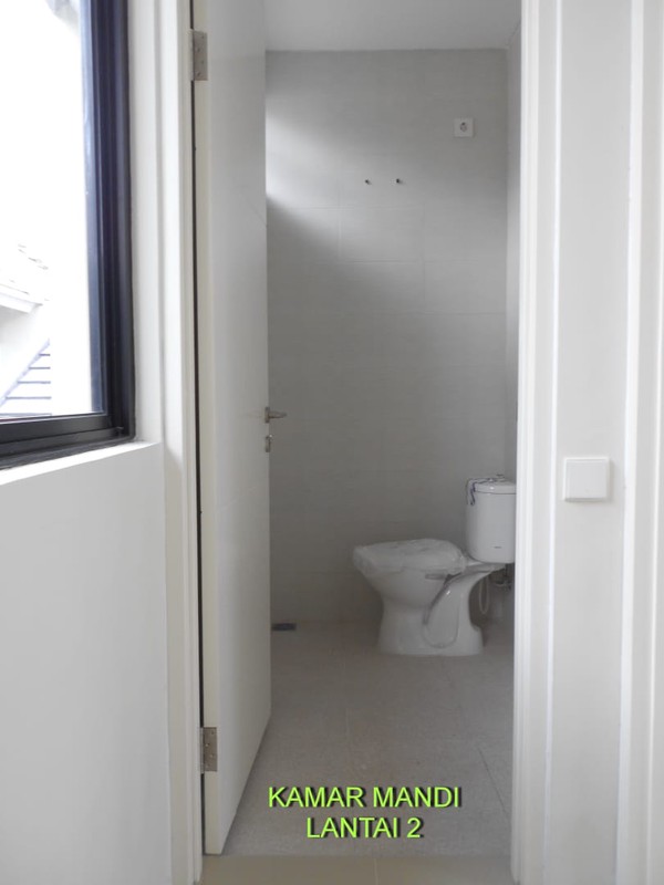 DISEWAKAN CEPAT RUMAH 2 LANTAI NORTHWEST LAKE CITRALAND SURABAYA