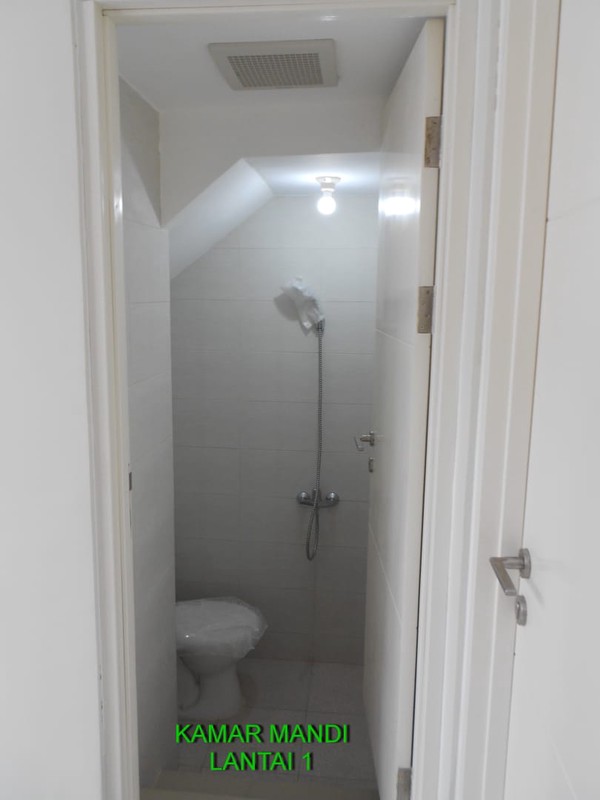 DISEWAKAN CEPAT RUMAH 2 LANTAI NORTHWEST LAKE CITRALAND SURABAYA