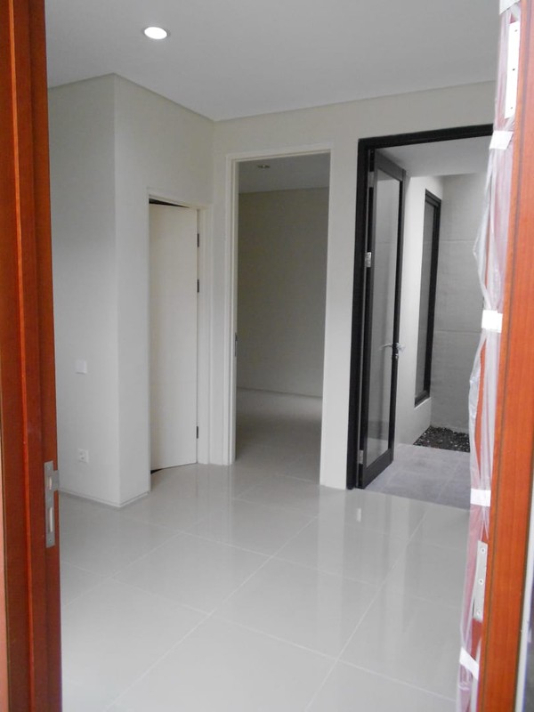 DISEWAKAN CEPAT RUMAH 2 LANTAI NORTHWEST LAKE CITRALAND SURABAYA