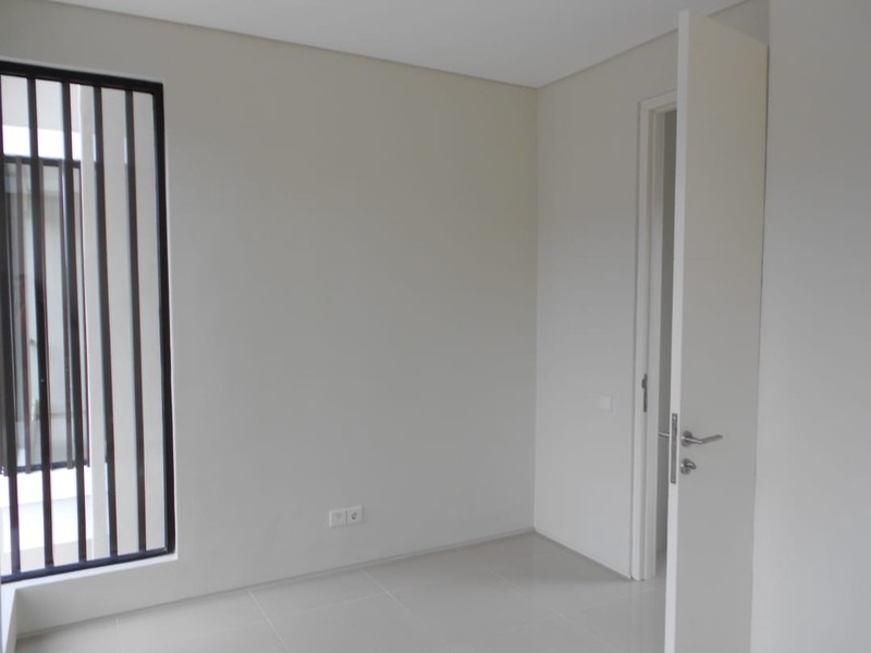 DISEWAKAN CEPAT RUMAH 2 LANTAI NORTHWEST LAKE CITRALAND SURABAYA