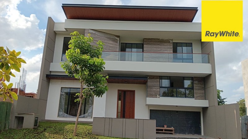 Dijual Rumah 2 lantai di Pakuwon Indah Lisbon Surabaya