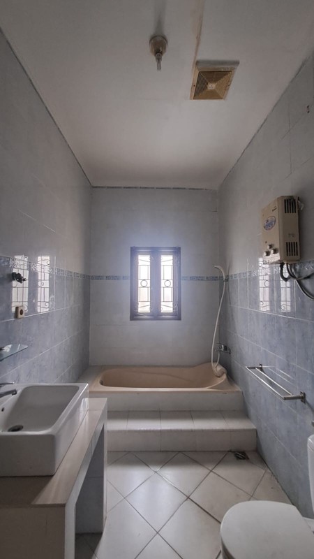 Rumah 2 Lantai Ciputat - 3 KT, Taman Depan Belakang, SHM, Lokasi Strategis, Harga Nego!