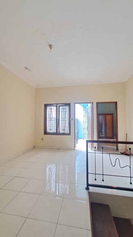 Rumah 2 Lantai Ciputat - 3 KT, Taman Depan Belakang, SHM, Lokasi Strategis, Harga Nego!!