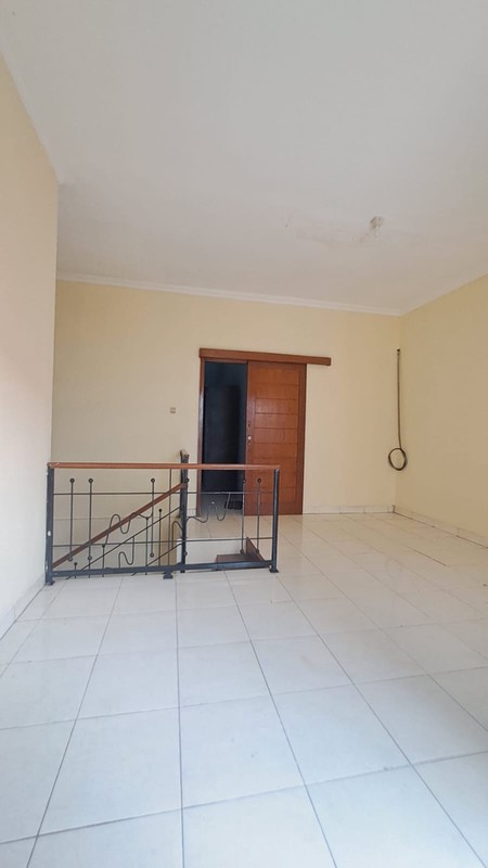 Rumah 2 Lantai Ciputat - 3 KT, Taman Depan Belakang, SHM, Lokasi Strategis, Harga Nego!!