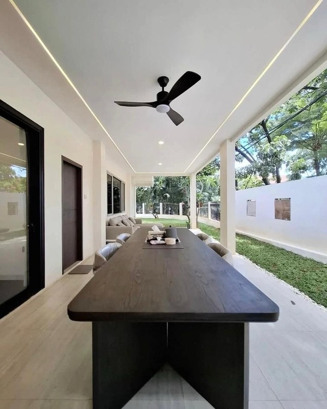 Dijual Rumah Posisi Hoek Halaman Dan Balkon Luas Lokasi Strategis Di Jl. Kerinci Raya, Kebayoran Baru, Jakarta Selatan