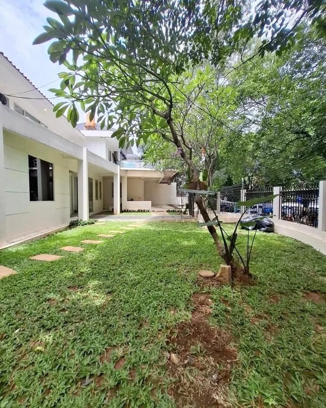 Dijual Rumah Posisi Hoek Halaman Dan Balkon Luas Lokasi Strategis Di Jl. Kerinci Raya, Kebayoran Baru, Jakarta Selatan